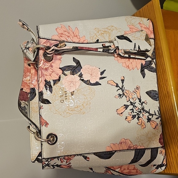 Guess Floral Purse - Picture 3 of 11